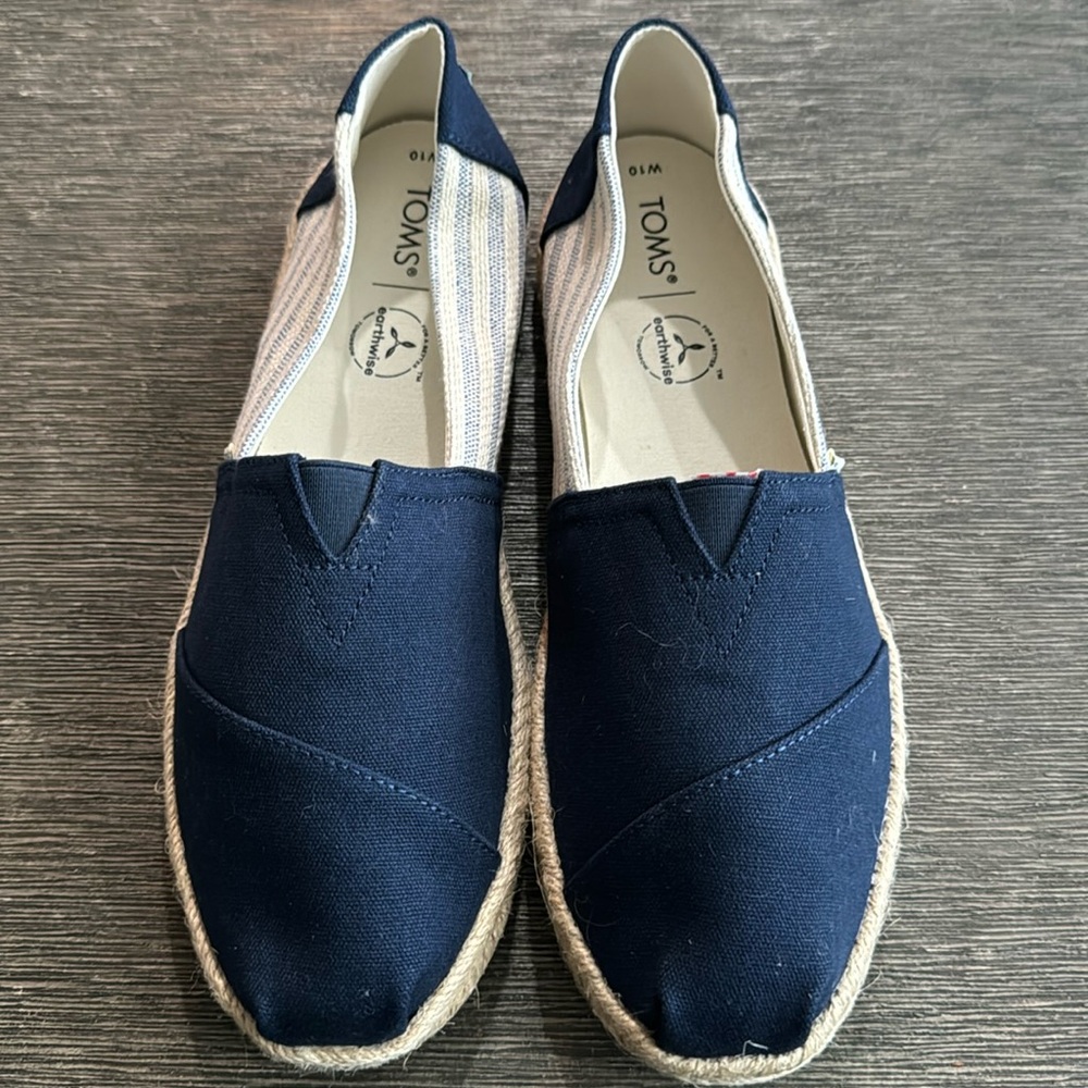 Women’s earthquake Toms sneakers size 10